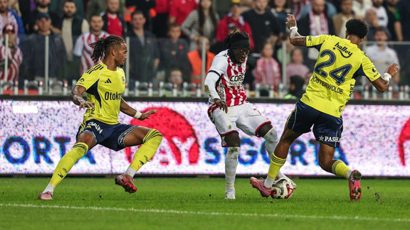 Fenerbahçe, Galatasaray ve Beşiktaş'ın puan kaybettiği haftada fırsat tepti!