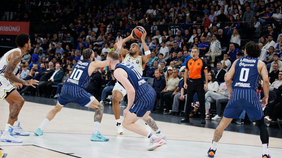 Anadolu Efes ile Fenerbahçe Beko arasındaki EuroLeague’deki Türk derbisİ nefes kesti!