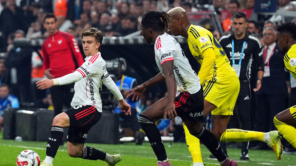 5 gol, 2 kırmızı kartlı Beşiktaş - Fenerbahçe derbisinde gülen taraf Fenerbahçe oldu