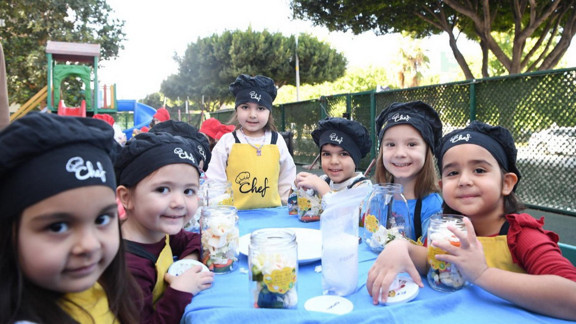 Konyaaltı'nda turşular Konyaaltı'nın minik elleriyle kuruldu