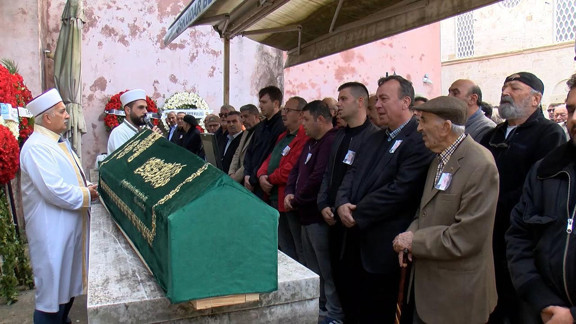 Usta oyuncu Ahmet Gülhan'a veda! Dostları son yolculuğunda yalnız bırakmadı