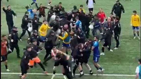 24 kırmızı kartın çıktığı amatör maçta kıyamet koptu!