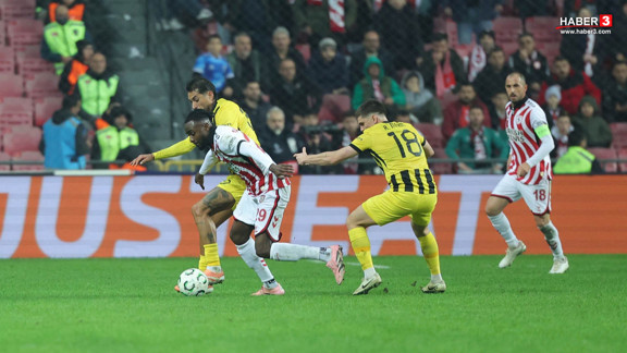 Samsunspor, AEK'ya direnemedi; 1-0 öne geçtiği maçta sahadan mağlup ayrıldı!