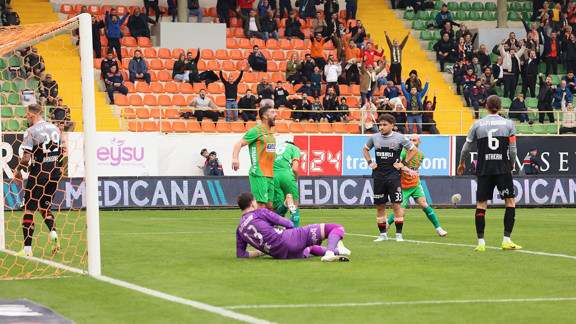 Süper Lig'de istifa depremi! Mağlubiyet sonrası teknik ekip görevi bıraktı