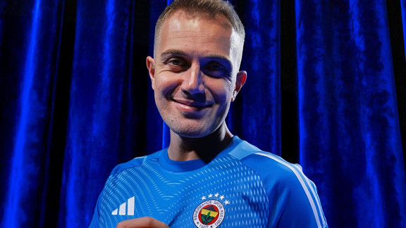 Mert Günok resmen Fenerbahçe'de! İmzayı attı