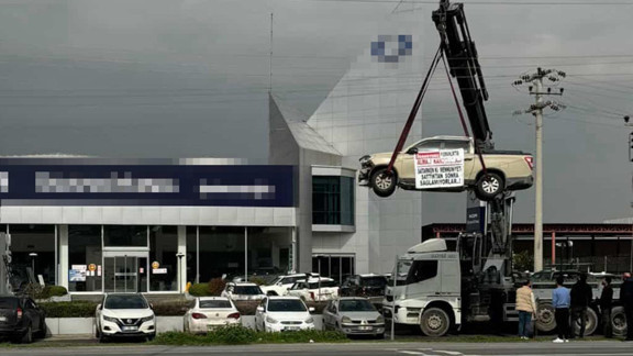 Aldığı sıfır kamyonet hatalı çıkınca böyle intikam aldı! Gören şaşkına döndü