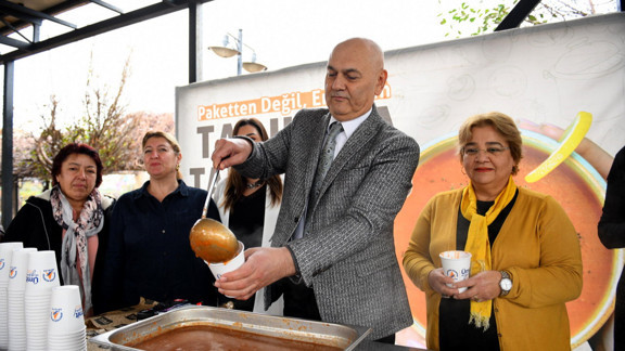 Muratpaşa'da kadın kooperatiflerinden tarhana ikramı