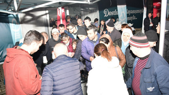 Balıkesir Büyükşehir, ilk iftarını vatandaşlarıyla gerçekleştirdi