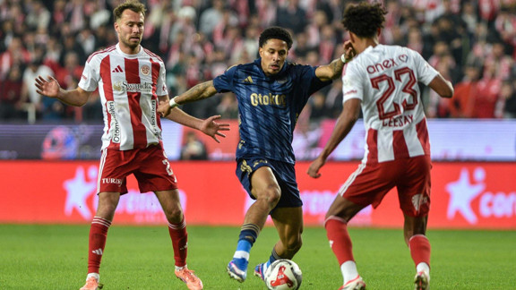 Fenerbahçe'den liderlik yarışında kritik puan kaybı!