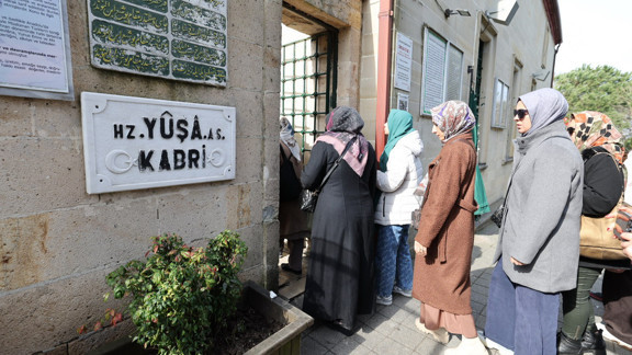 Küçükçekmeceli kadınlar Ramazan'da Hz. Yuşa tepesinde