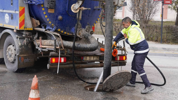 ASKİ iş başında: Başkent'in yağmur suyu altyapısında temizlik ve bakım çalışmaları sürüyor