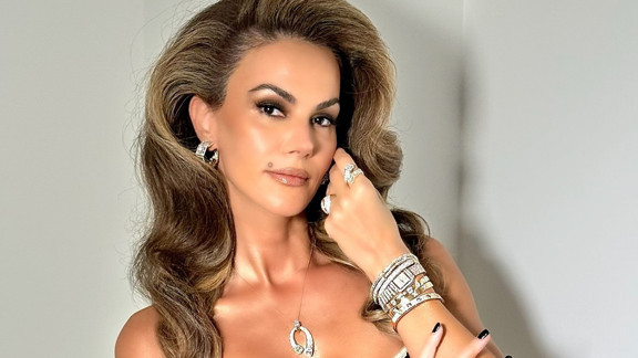 Erken tanı hayatını kurtardı... Podyumların güzel isminin göğsünden 12 santimlik kitle alındı!