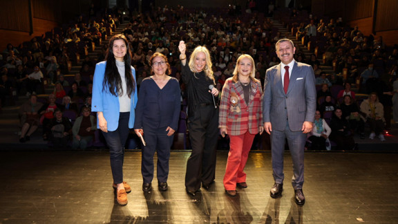 Saba Tümer Küçükçekmeceli kadınlarla buluştu