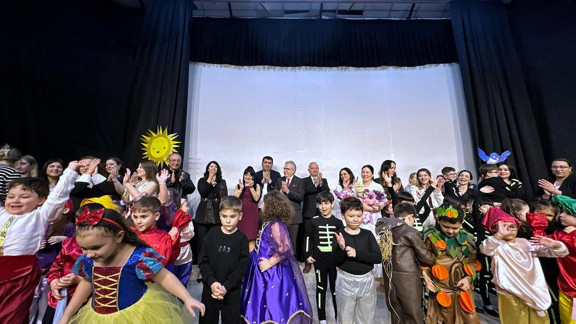 Bandırma'nın Zübeyde Hanım ve Türkan Saylan Gündüz Bakımevi öğrencileri, sahnede göz doldurdu