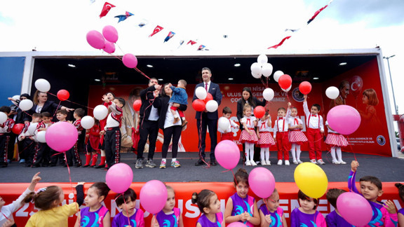Kartal'da unutulmaz 23 Nisan coşkusu: Kentin dört bir yanı şölen alanına dönüştü