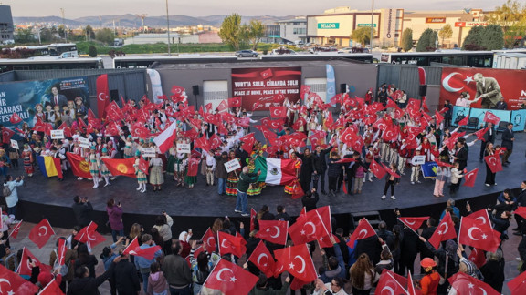 Balıkesir’de kardeşlik rüzgârı: 9 ülkenin çocukları aynı sahnede