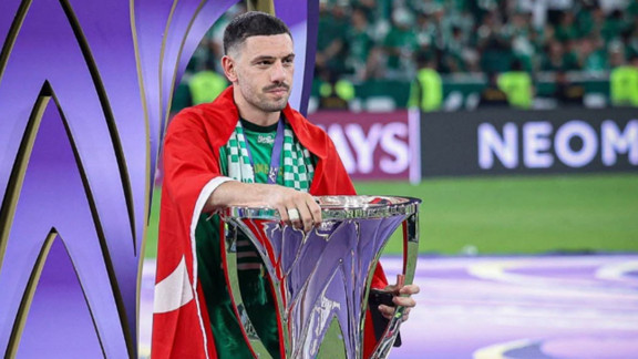 Merih Demiral üst üste ikinci kez kupayı kaldırdı!