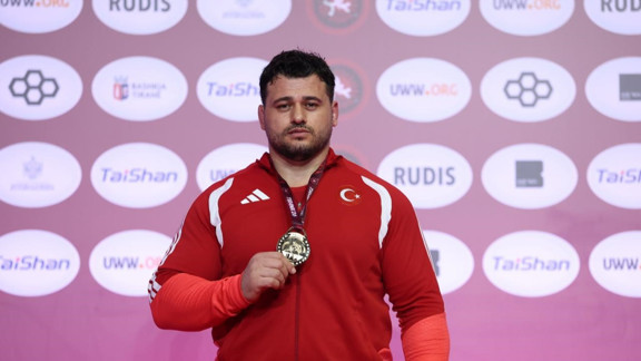 Milli güreşçiler Avrupa'dan 11 madalyayla döndü