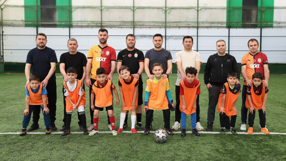 Küçükçekmece'de renkli maç: Babalar ve oğulları futbol heyecanı yaşadı