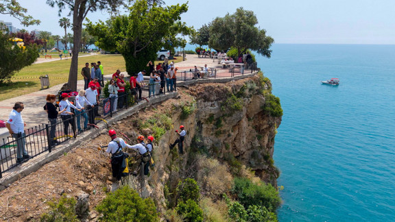 Muratpaşa'da falezlere nefes aldıran temizlik