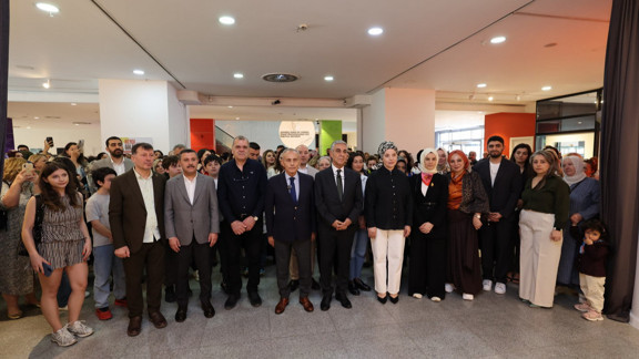 Küçükçekmece'de 102 Güzel Sanatlar Akademisi öğrencisinden Kendi Gölgemde sergisi