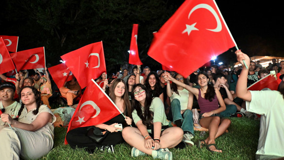 Muratpaşa’da Milli heyecan Deniz Yüzü Kafe'de