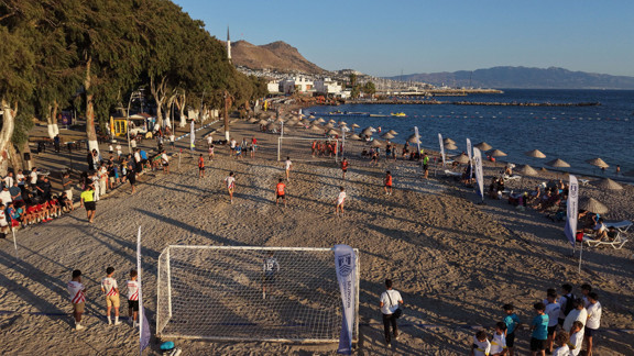 Bodrum'da 1.⁠ ⁠Günbatımı Çocuk Plaj Futbol Şenliği Başladı