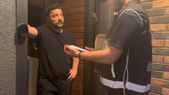 Oğuzhan Uğur'un gözaltına alınma anı kamerada