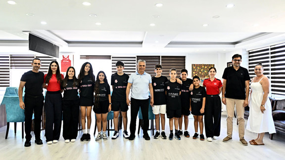 Muratpaşa Belediyespor squashta kürsüden inmiyor