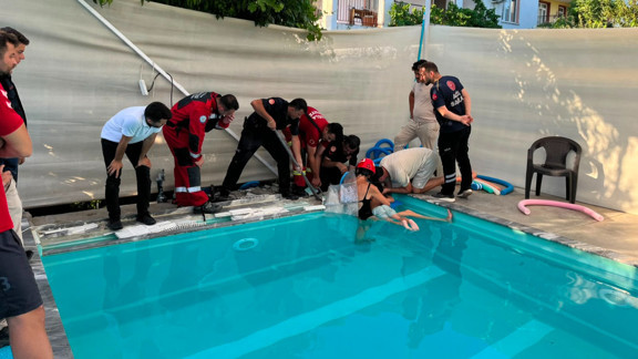 Muğla İtfaiyesi havuzda sıkışan 4 yaşındaki çocuğu kurtardı