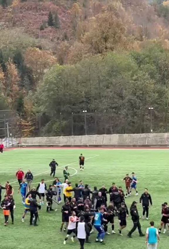 24 kırmızı kartın çıktığı amatör maçta kıyamet koptu - Resim: 2