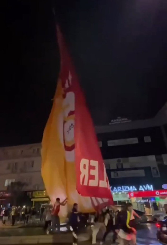 Fenerbahçe taraftarı, Galatasaray bayraklarına saldırdı - Resim: 2