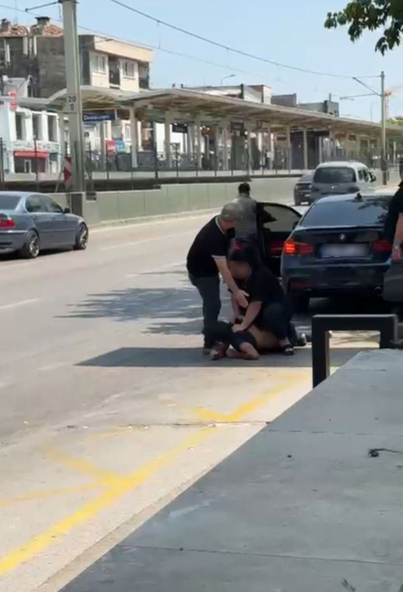 Eski eşi kocasını yol ortasında evire çevire dövdü - Resim: 3