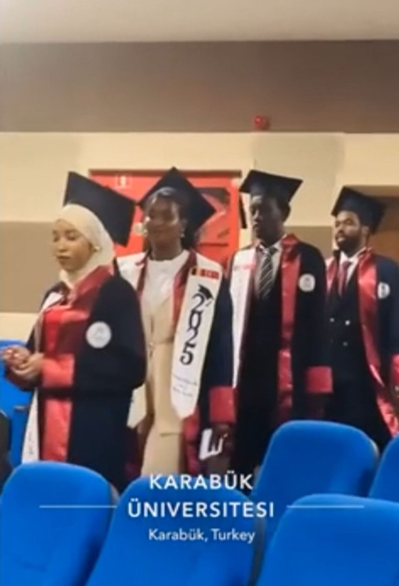 Karabük Üniversitesi'nin mezuniyet törenindeki siyahi öğrenciler olay oldu - Resim: 4