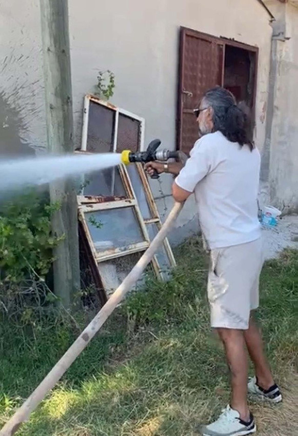 Kurtlar Vadisi'nin ünlü oyuncusu Kenan Çoban yangına müdahale etti - Resim: 1