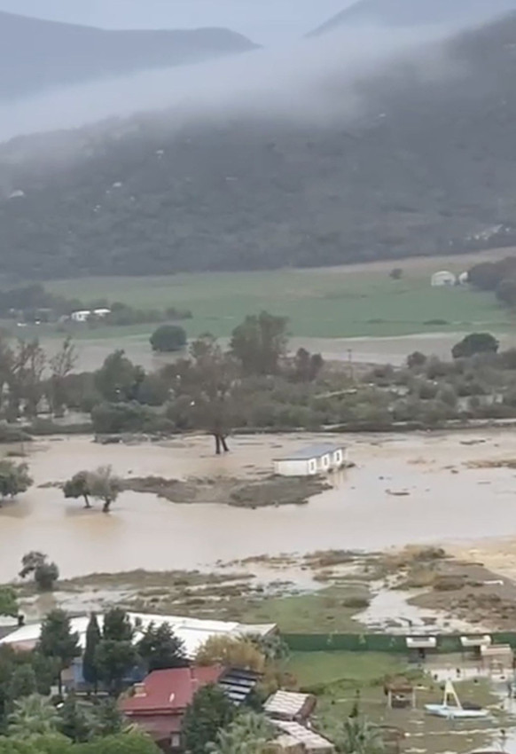 Sağanak yağış sonrası Gökçeada'da sel... Evler ve iş yerleri sular altında kaldı - Resim: 4