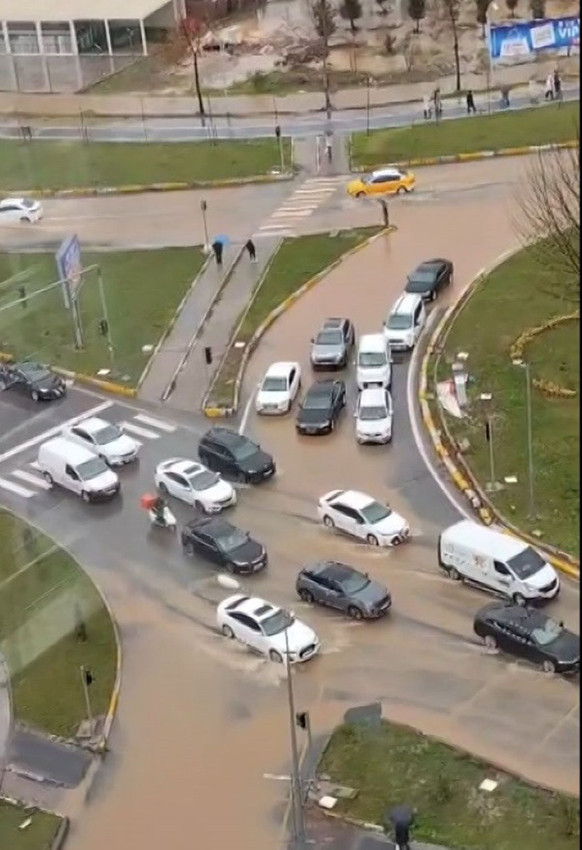 Sele yol açan sağanakta caddeler göle döndü, köprü sular altında kaldı! - Resim: 2