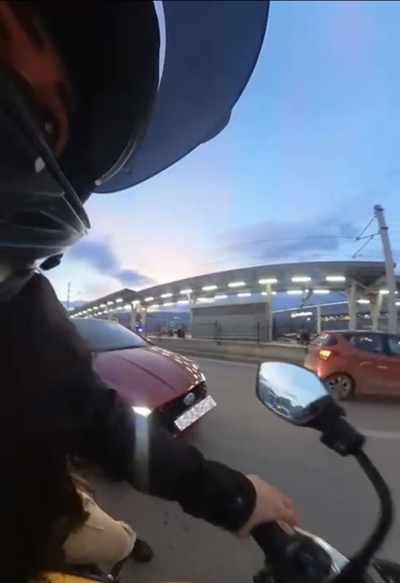 Trafikte bu sefer de biri motosikletli biri otomobilli kadın sürücüler birbirine girdi - Resim: 3