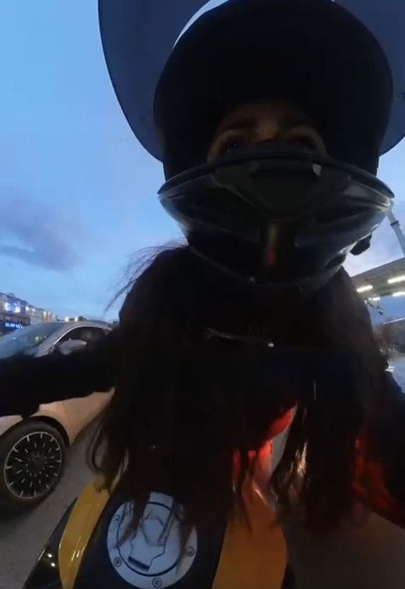 Trafikte bu sefer de biri motosikletli biri otomobilli kadın sürücüler birbirine girdi - Resim: 4