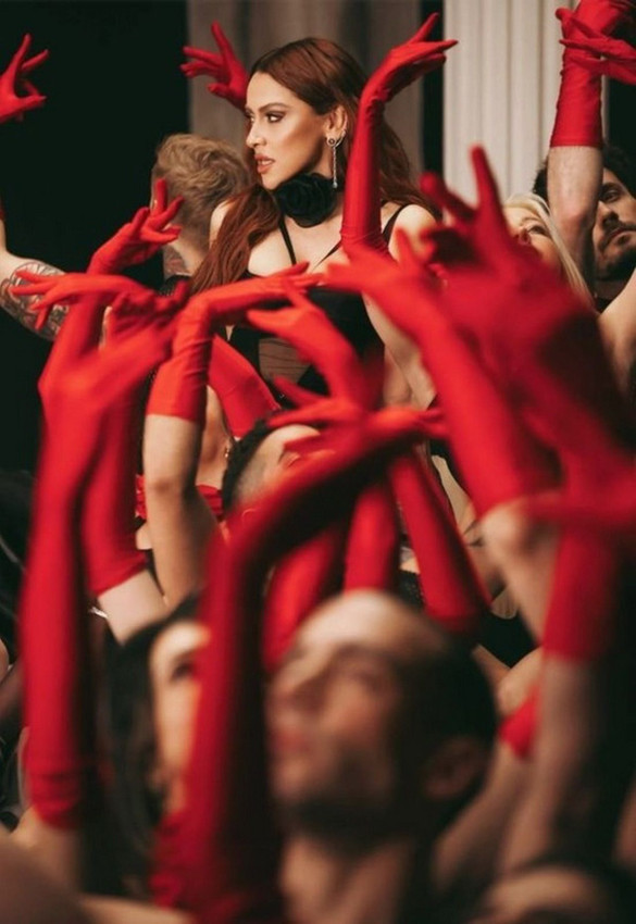 Hadise son klibinde ''cesaret'' sınırlarını aştı - Resim: 1