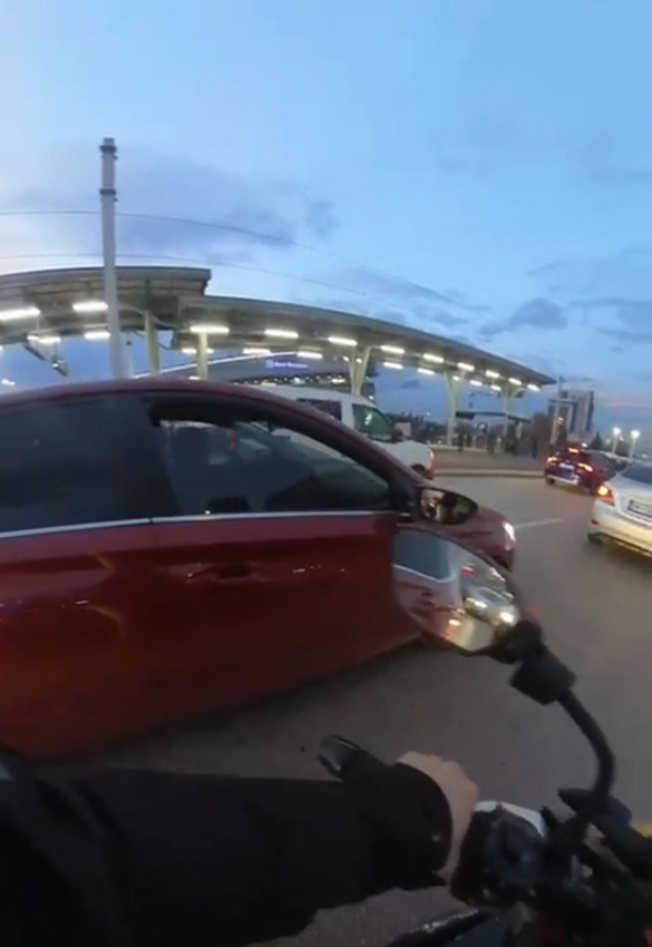 Trafikte bu sefer de biri motosikletli biri otomobilli kadın sürücüler birbirine girdi - Resim: 2