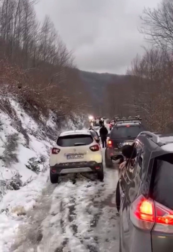 Yalova'da şiddetli karda 35 kişi araçlarının içinde mahsur kaldı - Resim: 7