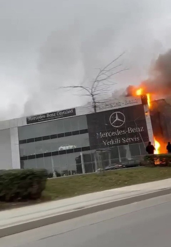 İstanbul'da büyük yangın! Bina alev topuna döndü - Resim: 3