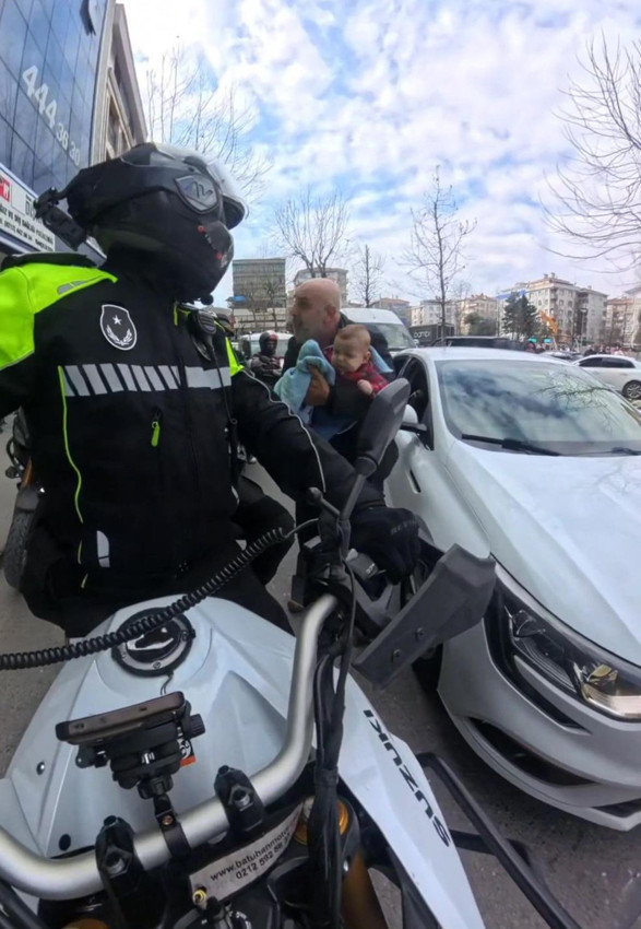 Minik bebek İstanbul trafiğindeki ölüm kalım savaşını motosiklet üzerinde kazandı - Resim: 3