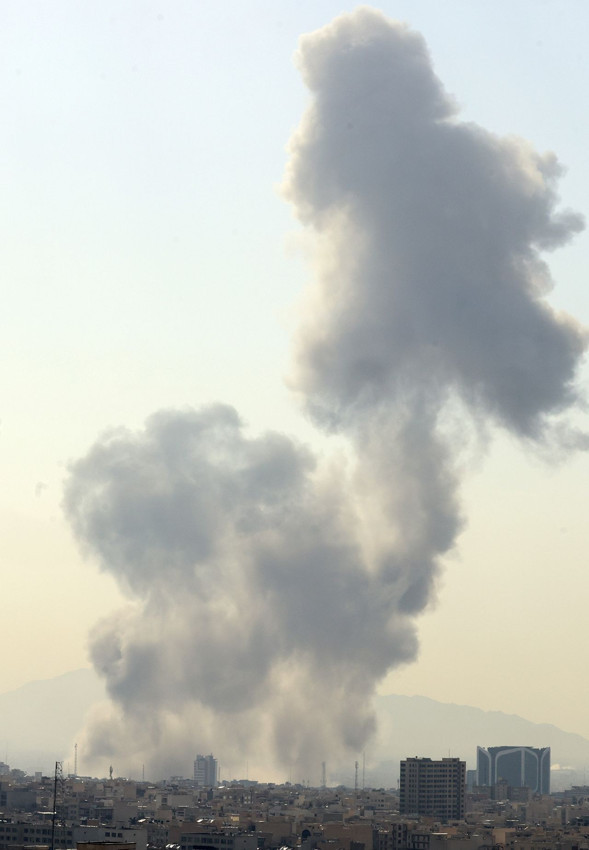 ABD ve İsrail İran'a füze yağdırdı! Cumhurbaşkanlığı Sarayı da vuruldu! - Resim: 2