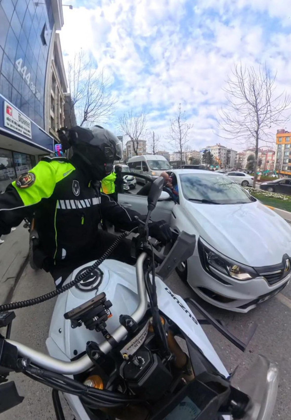 Minik bebek İstanbul trafiğindeki ölüm kalım savaşını motosiklet üzerinde kazandı - Resim: 2