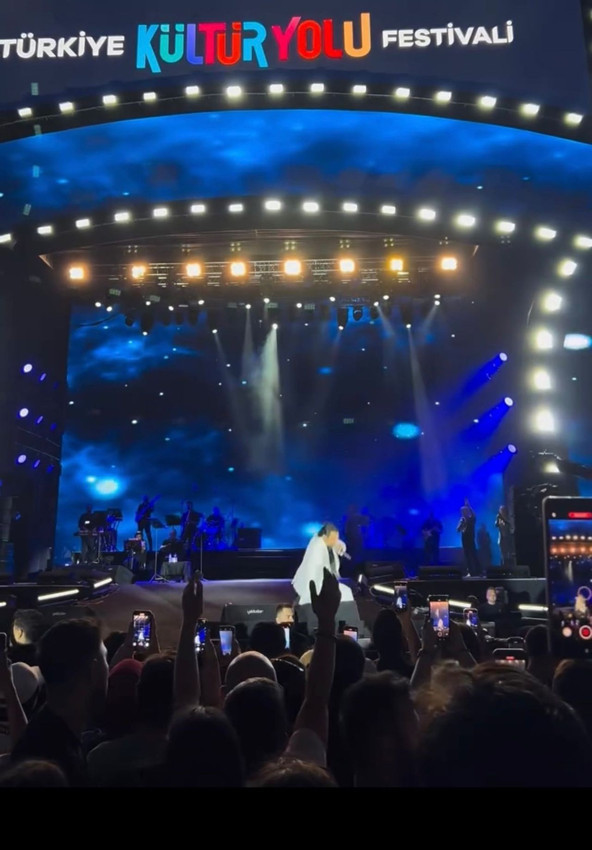 Bayhan konserinde korku dolu anlar; kendisini bir anda yerde buldu - Resim: 1