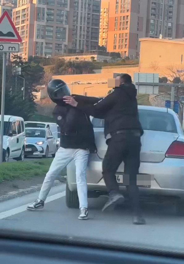 İstanbul trafiğinde dehşet: Gözü dönen psikopat motokuryeye copla saldırdı - Resim: 4