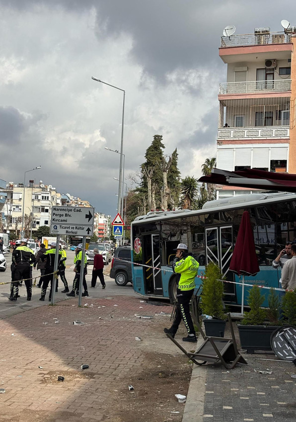 Halk otobüsü araçlara çarpıp, kafeye girdi: Yaralılar var - Resim: 4