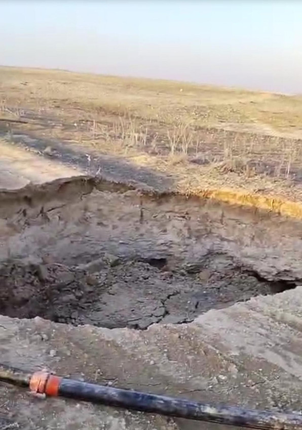 Bir ilde daha obruk paniği: 7 metrelik yarık oluştu - Resim: 1